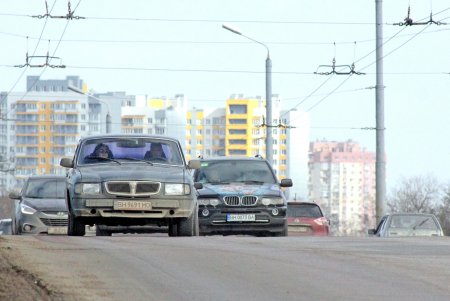 Действует запрет на движение грузового транспорта по Ивановскому мосту (фоторепортаж)