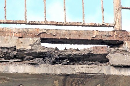 Действует запрет на движение грузового транспорта по Ивановскому мосту (фоторепортаж)