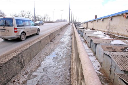 Действует запрет на движение грузового транспорта по Ивановскому мосту (фоторепортаж)