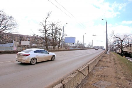 Действует запрет на движение грузового транспорта по Ивановскому мосту (фоторепортаж)