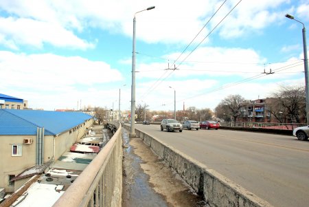 Действует запрет на движение грузового транспорта по Ивановскому мосту (фоторепортаж)