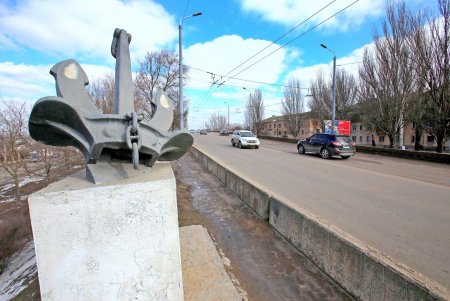Действует запрет на движение грузового транспорта по Ивановскому мосту (фоторепортаж)