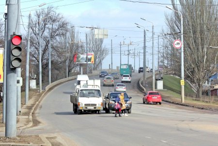 Действует запрет на движение грузового транспорта по Ивановскому мосту (фоторепортаж)