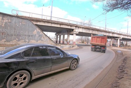 Действует запрет на движение грузового транспорта по Ивановскому мосту (фоторепортаж)
