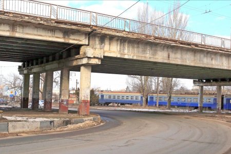 Действует запрет на движение грузового транспорта по Ивановскому мосту (фоторепортаж)