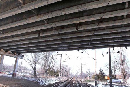 Действует запрет на движение грузового транспорта по Ивановскому мосту (фоторепортаж)