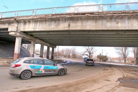 Действует запрет на движение грузового транспорта по Ивановскому мосту (фоторепортаж)