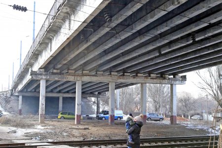 Действует запрет на движение грузового транспорта по Ивановскому мосту (фоторепортаж)