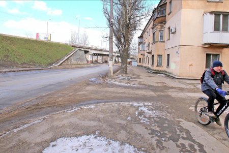 Действует запрет на движение грузового транспорта по Ивановскому мосту (фоторепортаж)