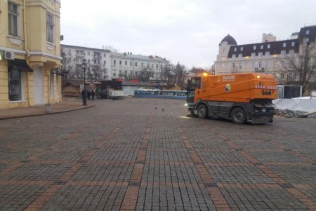 Коммунальщики с помощью спецтехники очищают дороги от песчано-соляной смеси (фото)