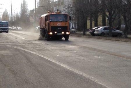 Коммунальщики с помощью спецтехники очищают дороги от песчано-соляной смеси (фото)