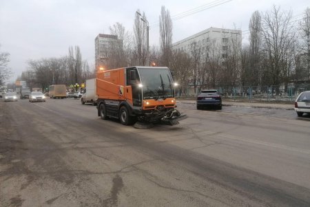 Коммунальщики с помощью спецтехники очищают дороги от песчано-соляной смеси (фото)