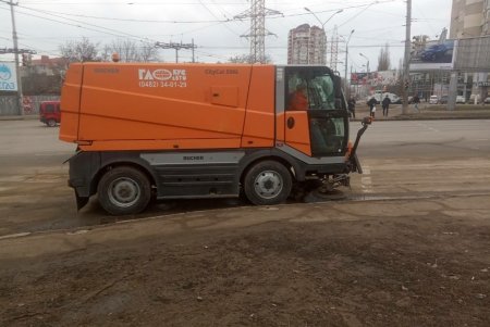 Коммунальщики с помощью спецтехники очищают дороги от песчано-соляной смеси (фото)