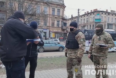 Иностранец гулял по Старосенному скверу с гранатой (фото, видео)