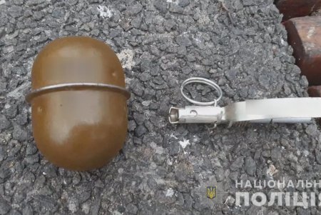 Иностранец гулял по Старосенному скверу с гранатой (фото, видео)