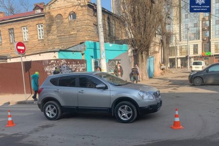 На улице Мечникова в результате ДТП иномарку отбросило на здание