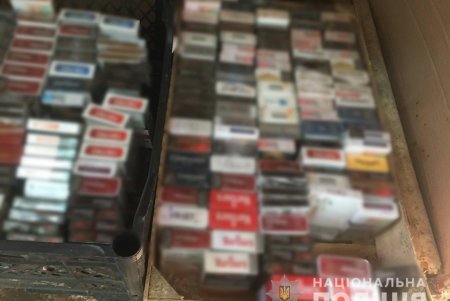На рынке в селе Раздельнянского района мужчина устроил незаконную торговлю сигаретами (фото)