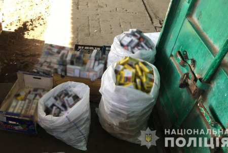На рынке в селе Раздельнянского района мужчина устроил незаконную торговлю сигаретами (фото)