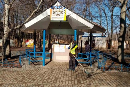 Коммунальщики очистили бюветы и памятники в Киевском районе (фото)