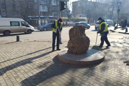 Коммунальщики очистили бюветы и памятники в Киевском районе (фото)