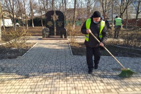 Коммунальщики очистили бюветы и памятники в Киевском районе (фото)