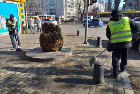 Коммунальщики очистили бюветы и памятники в Киевском районе (фото)