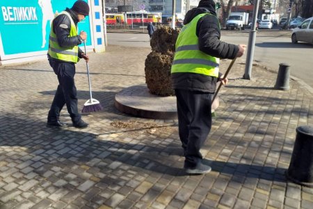 Коммунальщики очистили бюветы и памятники в Киевском районе (фото)