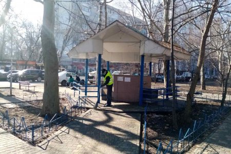 Коммунальщики очистили бюветы и памятники в Киевском районе (фото)
