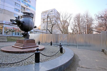 Капремонт бульвара Жванецкого: завоз строительных материалов, геодезические работы, демонтаж бордюрного камня (фоторепортаж)