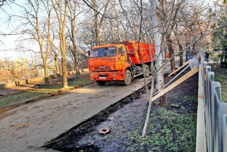 Капремонт бульвара Жванецкого: завоз строительных материалов, геодезические работы, демонтаж бордюрного камня (фоторепортаж)