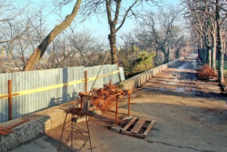 Капремонт бульвара Жванецкого: завоз строительных материалов, геодезические работы, демонтаж бордюрного камня (фоторепортаж)