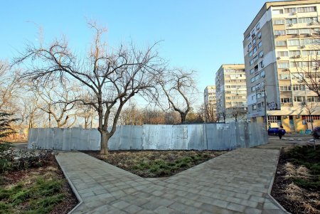 Капремонт бульвара Жванецкого: завоз строительных материалов, геодезические работы, демонтаж бордюрного камня (фоторепортаж)