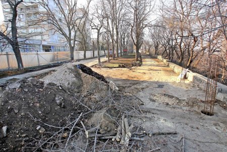 Капремонт бульвара Жванецкого: завоз строительных материалов, геодезические работы, демонтаж бордюрного камня (фоторепортаж)