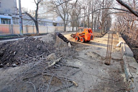 Капремонт бульвара Жванецкого: завоз строительных материалов, геодезические работы, демонтаж бордюрного камня (фоторепортаж)