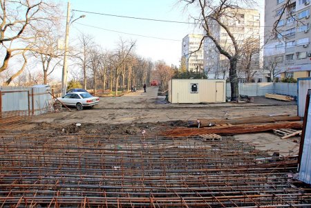 Капремонт бульвара Жванецкого: завоз строительных материалов, геодезические работы, демонтаж бордюрного камня (фоторепортаж)
