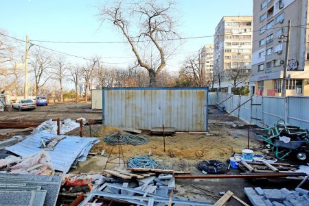 Капремонт бульвара Жванецкого: завоз строительных материалов, геодезические работы, демонтаж бордюрного камня (фоторепортаж)