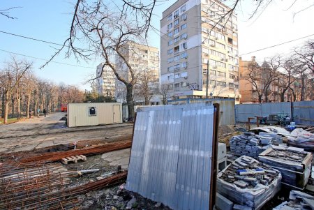 Капремонт бульвара Жванецкого: завоз строительных материалов, геодезические работы, демонтаж бордюрного камня (фоторепортаж)