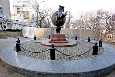 Капремонт бульвара Жванецкого: завоз строительных материалов, геодезические работы, демонтаж бордюрного камня (фоторепортаж)