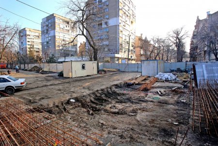Капремонт бульвара Жванецкого: завоз строительных материалов, геодезические работы, демонтаж бордюрного камня (фоторепортаж)