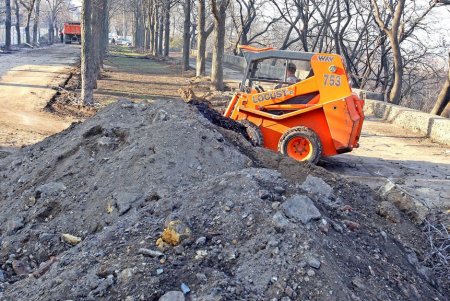 Капремонт бульвара Жванецкого: завоз строительных материалов, геодезические работы, демонтаж бордюрного камня (фоторепортаж)