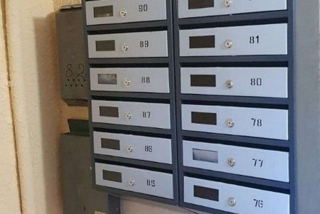 В Киевском и Приморском районах коммунальщики провели косметический ремонт парадных (фото)
