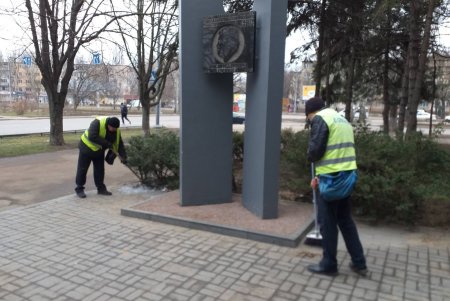 В Малиновском районе коммунальщики привели в порядок бюветы, фонтаны и памятники