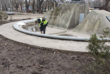 В Малиновском районе коммунальщики привели в порядок бюветы, фонтаны и памятники