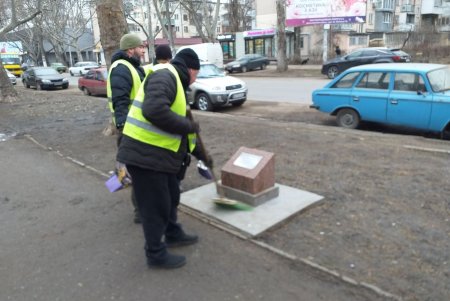 В Малиновском районе коммунальщики привели в порядок бюветы, фонтаны и памятники