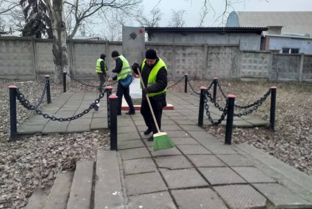 В Малиновском районе коммунальщики привели в порядок бюветы, фонтаны и памятники