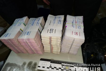 Три молодых одессита пытались украсть 1,5 миллиона гривен и 180 тысяч долларов на промтоварном рынке (фото, видео)