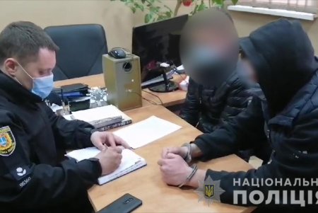 Три молодых одессита пытались украсть 1,5 миллиона гривен и 180 тысяч долларов на промтоварном рынке (фото, видео)