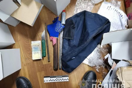 Три молодых одессита пытались украсть 1,5 миллиона гривен и 180 тысяч долларов на промтоварном рынке (фото, видео)