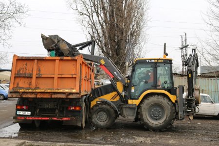 На Ленпоселке коммунальщики расчистили площадку для габаритных отходов, которую местные жители превратили в помойку (фото)