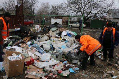 На Ленпоселке коммунальщики расчистили площадку для габаритных отходов, которую местные жители превратили в помойку (фото)